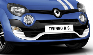 
Vue dtaille de la nouvelle calandre de la Renault Twingo RS Gordini. Des surfaces en noir laqu, le badge RS sur le bouclier avant, et cette lame F1 de couleur blanche.
 